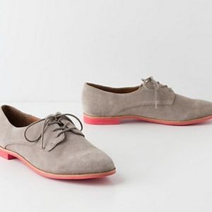 Beige Oxford style shoes